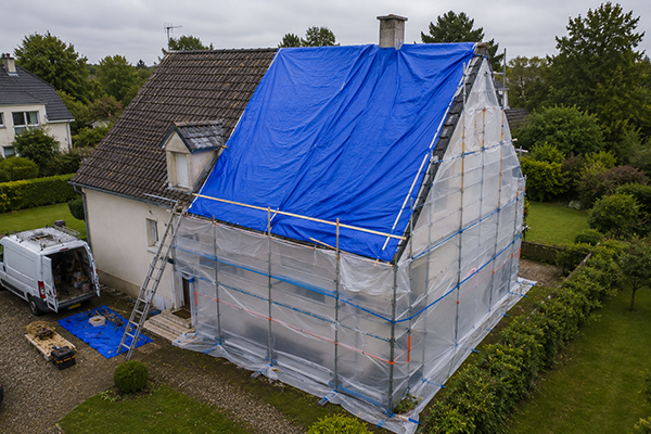 En Normandie, les couvreurs spécialisés réalisent la pose de bâches de toiture et la protection des façades afin de limiter les infiltrations d'eau et les dommages intérieurs.