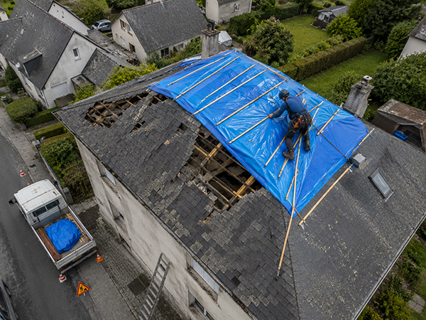 Comparez les tarifs de plusieurs artisans couvreurs de votre région et recevez jusqu'à 3 devis gratuits pour sécuriser votre toiture avant que les dégâts ne s'aggravent — intervention bâche toiture urgence